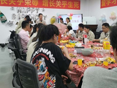 凯发K8官网数控双头精雕机小伙伴们的生日party